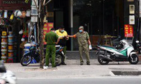 Nam giáo viên tiếng Anh ở TP.HCM lây COVID-19 từ người cách ly, Bộ Y tế họp khẩn