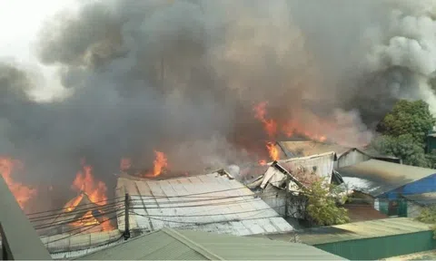 Kinh hoàng hiện trường vụ cháy lớn tại xưởng gỗ ở Thạch Thất