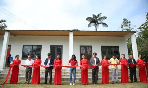 Học sinh vùng cao hân hoan chào đón điểm trường mới