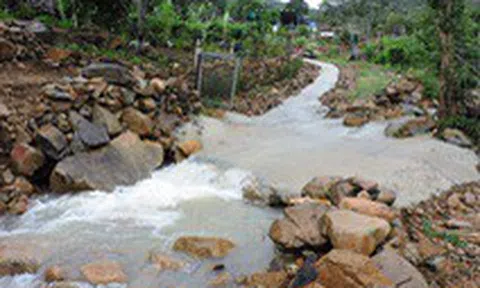 Sạt lở nguy hiểm ở Nha Trang sau mưa lớn