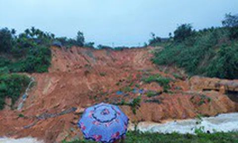 Quảng Ngãi: Sạt lở chặn cả dòng suối, đe dọa một khu tái định cư