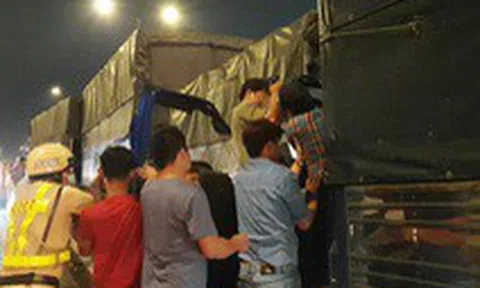 Tai nạn liên hoàn 8 xe ở An Sương, tài xế bị thương mắc kẹt trong cabin