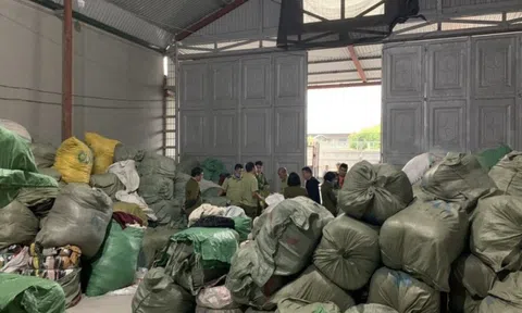 Thu giữ kho hàng thời trang "sida" nhập lậu lớn nhất miền Bắc