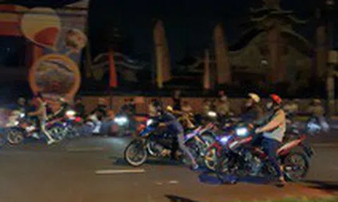 Hàng trăm quái xế lại 'quậy tưng' quốc lộ 1 ở quận 9