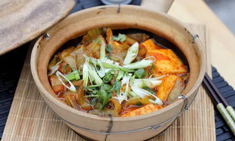 Cách làm mới món đậu phụ om dưa chua cho ngày cuối tuần