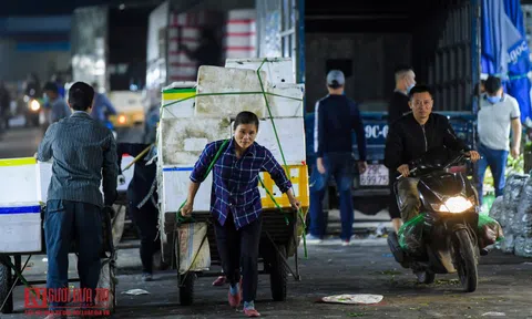 Nhiều người không đeo khẩu trang tại chợ Long Biên