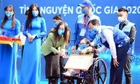 ‘Xương thủy tinh’ Ngọc Tâm nhận giải thưởng Tình nguyện quốc gia năm 2020
