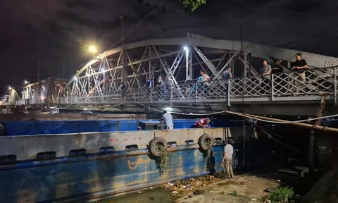 Biên Hòa: Sà lan mắc kẹt dưới cầu đường sắt Rạch Cát