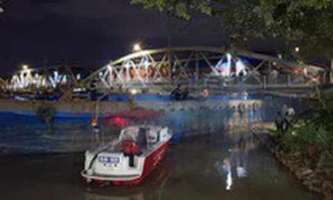 Sà lan 500 tấn kẹt dưới gầm cầu Rạch Cát, tàu lửa phải 'bò' 5km/h qua cầu