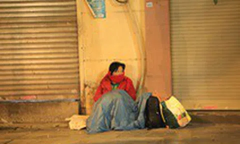 Người lao động co ro mưu sinh trong giá rét cuối năm