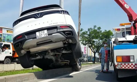 TP.HCM: Nữ tài xế 'găm' xế hộp vào cột điện