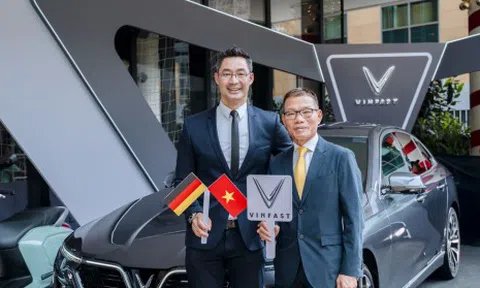 Đích thân nguyên Phó Thủ tướng Đức cầm lái VinFast President