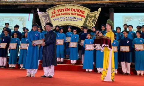 Huế: Bất ngờ món quà của Chủ tịch tỉnh tại lễ vinh danh học sinh ưu tú