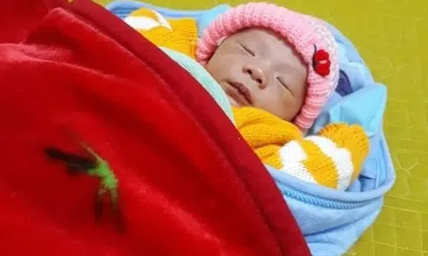 Phát hiện bé trai 2 ngày tuổi bị bỏ rơi trong bao ni lông