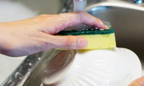 Mẹo nhỏ giúp rửa bát nhanh sạch mà không tốn thời gian