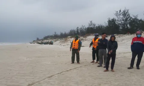 Tìm kiếm 2 ngư dân bị lật thuyền mất tích