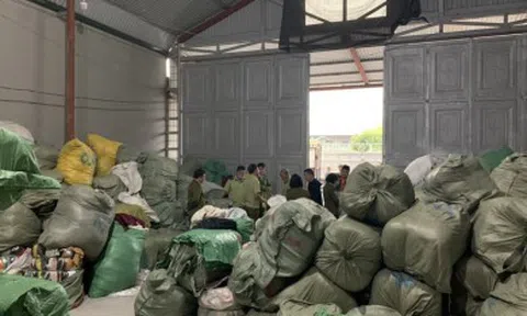 Triệt phá kho hàng nhập lậu lớn nhất miền Bắc thu giữ hơn 28 tấn quần áo "sida"