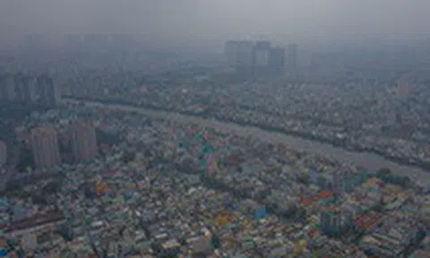 Ô nhiễm không khí, bầu trời TP.HCM mù mờ cả ngày