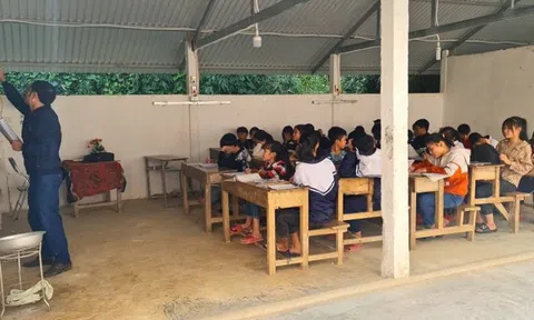 Thương cho hàng trăm học sinh phải học tạm trong nhà xe cũ