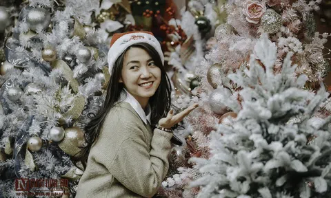 Ngắm các thiếu nữ rạng rỡ đón Noel tại Hàng Mã