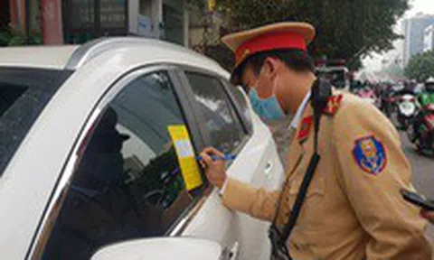 Cảnh sát giao thông Hà Nội dán thông báo phạt nguội trên kính ôtô