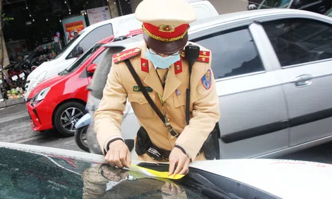 Hà Nội: CSGT ngày đầu ra quân dán thông báo xử phạt nguội xe vi phạm