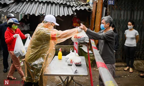 Không thể bỏ lỡ: Cận cảnh tiếp tế lương thực cho người dân trong khu cách ly, Tình hình sức khỏe các bệnh nhân mắc Covid-19 tại Việt Nam