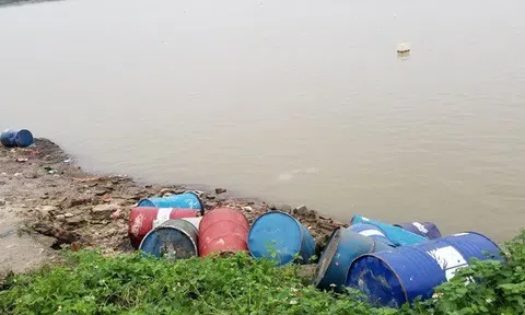 Vụ đổ trộm chất thải xuống sông Hồng: Đối tượng đổ đi vì không tái chế được