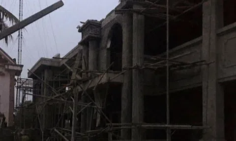 Sập mái bê tông đang thi công, một thợ xây bị đè tử vong