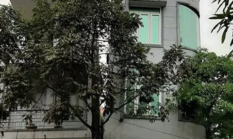 Nhà 4 tầng nghiêng trong đêm, dân lo sợ bàn nhau ra khách sạn lánh nạn