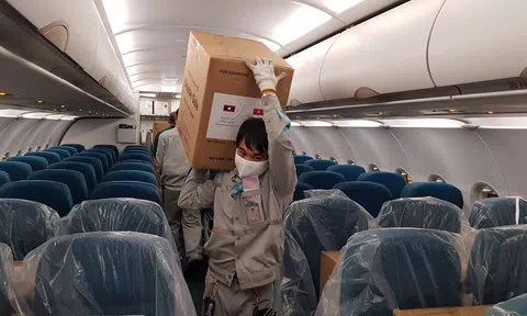 Vietnam Airlines vận chuyển trang thiết bị y tế của Chính phủ Việt Nam viện trợ Lào và Campuchia