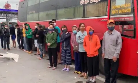 Bất chấp lệnh cấm, một xe khách chở 30 người từ TP.HCM ra Hà Nội