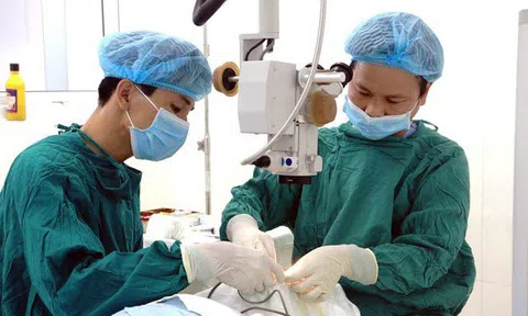 "Bỏ quên" kim khâu trong mí mắt suốt 2 năm: Bác sĩ cảnh báo nhiều cơ sở làm đẹp kém chất lượng
