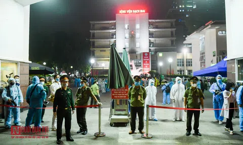 Vỡ òa cảm xúc trong đêm gỡ bỏ phong tỏa cách ly bệnh viện Bạch Mai     1