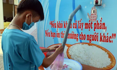 Gạo nghĩa tình tuôn chảy từ cây “ATM” nơi Đất Mũi - Cà Mau