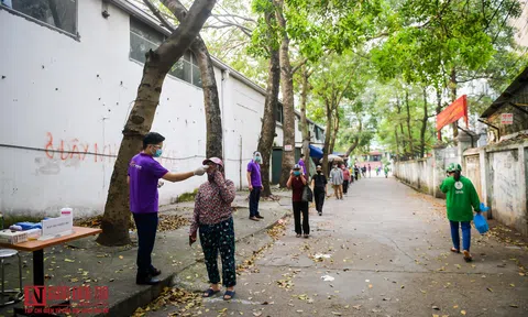 Sau “ATM gạo”, bác sĩ mở “ATM mì tôm” giúp đỡ người có hoàn cảnh khó khăn