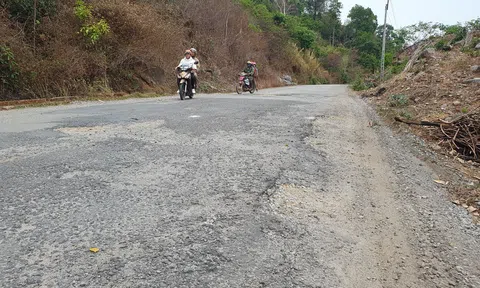 Xe chở cát “cày nát” đường dân sinh