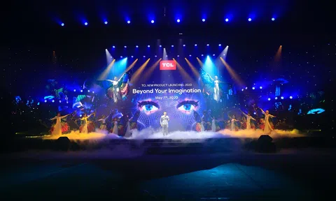 Công Vinh – Thủy Tiên trải nghiệm sản phẩm công nghệ mới từ TCL