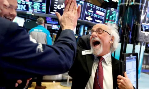 Dow Jones tăng hơn 450 điểm ngay khi giá dầu có tín hiệu khởi sắc