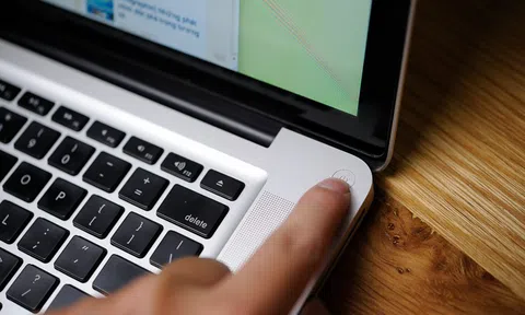 Cách tự cấp cứu Macbook khi bị vào nước không cần đến thợ