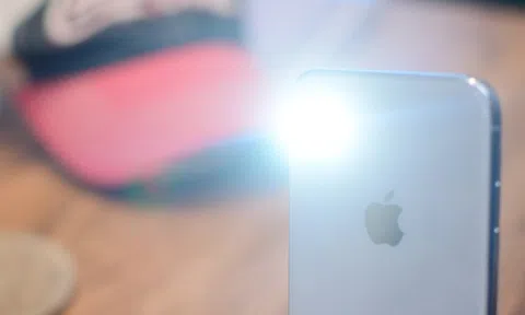 4 cách bật hoặc tắt đèn pin nhanh trên iPhone