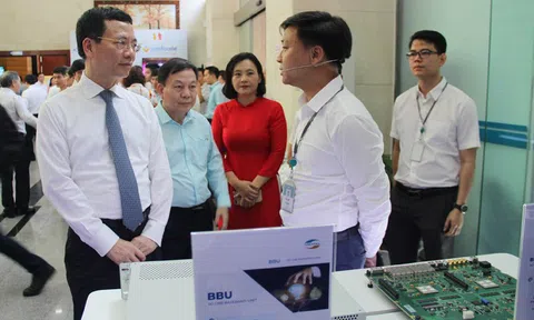 Bộ trưởng Nguyễn Mạnh Hùng: Mỗi người có 1 smartphone, mỗi nhà 1 đường cáp quang tốc độ cao