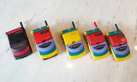 Cận cảnh chiếc điện thoại nắp gập đầu tiên trên thế giới