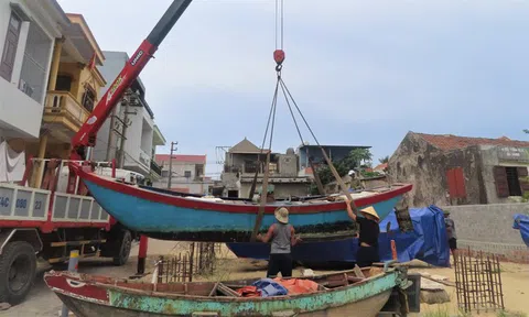 Bão số 5 giật cấp 12: Ngư dân Quảng Bình cấp tập đưa tàu thuyền tránh bão
