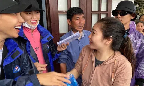 Thuyền cứu trợ của Hoa hậu Kỳ Duyên bị lật