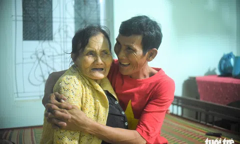 Nước mắt không ngừng rơi giây phút thuyền viên 'từ cõi chết' gặp lại gia đình